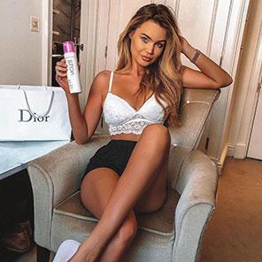 tanned model in MineTan Violet Self Tan Foam